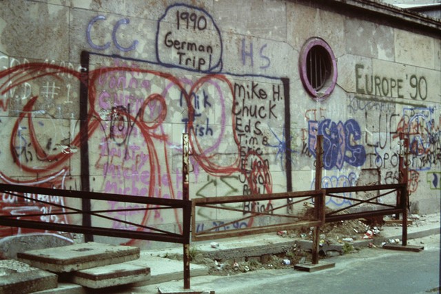 19-DNUMauerGermanTrip-red.jpg