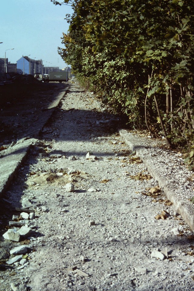 22-DNU120Mauer-Spur-red.jpg