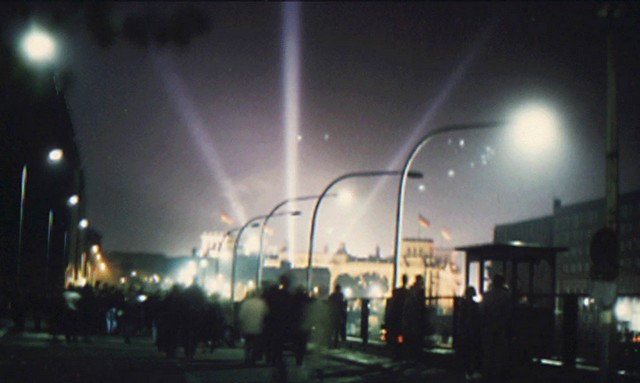 5-DNU120ReichstagStrahlen-red.jpg